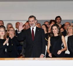 Don Felipe y Doña Letizia ocupan su lugar en el anfiteatro aplaudidos por el público asistente al Concierto