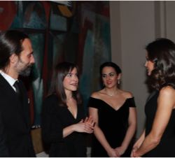 Doña Letizia conversa con representantes de la Orquesta Sinfónica y Coro de Radio Televisión Española