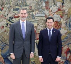 Su Majestad el Rey junto al presidente de la Junta de Andalucía, Juan Manuel Moreno Bonilla