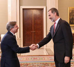 Su Majestad el Rey recibe el saludo del secretario general de Administración Digital, Fernando de Pablo