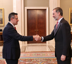 Su Majestad el Rey recibe el saludo de un integrante de la XXIV promoción del Cuerpo Superior de Sistemas y Tecnologías de la Información de la Admini