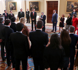 Su Majestad el Rey conversa con los asistentes a la audiencia
