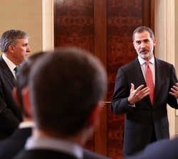 Su Majestad el Rey conversa con los asistentes a la audiencia