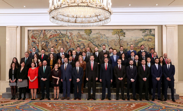 Su Majestad el Rey junto a los asistentes a la audiencia de la XXIV promoción del Cuerpo Superior de Sistemas y Tecnologías de la Información de la Ad