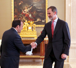 Su Majestad el Rey recibe el saludo del presidente del Grupo Cofares, Eduardo Pastor Fernández