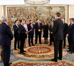 Su Majestad el Rey conversa con los asistentes a la audiencia