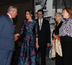 Su Majestad la Reina a su llegada a la National Gallery junto a Su Alteza Real el Príncipe de Gales, el director de la National Gallery, la presidenta