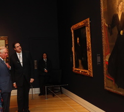 Su Majestad la Reina junto a Su Alteza Real el Príncipe de Gales y el director de la National Gallery durante su recorrido por la exposición