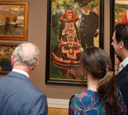 Su Majestad la Reina junto a Su Alteza Real el Príncipe de Gales y el director de la National Gallery durante su recorrido por la exposición
