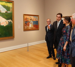 Su Majestad la Reina junto a Su Alteza Real el Príncipe de Gales, el ministro de Cultura y Deporte y el director de la National Gallery durante su rec