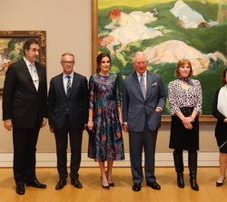 Fotografía de grupo de la Reina junto a Su Alteza Real el Príncipe de Gales, el ministro de Cultura y Deporte, el director de la National Gallery, la 