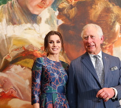 Su Majestad la Reina junto a Su Alteza Real el Príncipe de Gales ante uno de los cuadros de la exposición