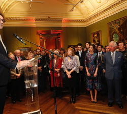 Su Majestad la Reina durante la intervención del director de la National Gallery