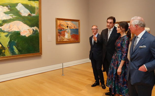 Su Majestad la Reina junto a Su Alteza Real el Príncipe de Gales, el ministro de Cultura y Deporte y el director de la National Gallery durante su rec