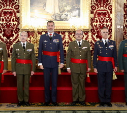 Fotografía de grupo de Su Majestad el Rey con un grupo de generales de division