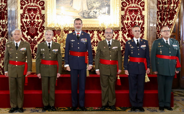 Fotografía de grupo de Su Majestad el Rey con un grupo de generales de division