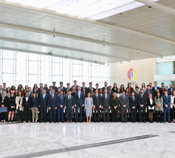 Su Majestad el Rey junto a autoridades, organizadores e invitados una vez finalizado el Congreso