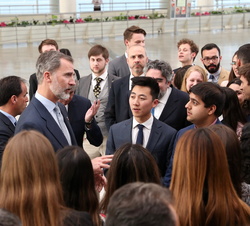 Su Majestad el Rey, una vez concluido el acto, conversó con algunos de los jóvenes asistentes al XXVIII Harvard World Model United Nations