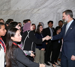 Su Majestad el Rey saluda a los jóvenes asistentes al Congreso