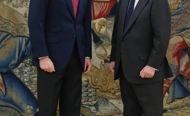 Don Felipe conversa con Santiago Muñoz