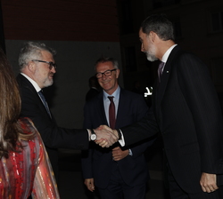 Su Majestad el Rey a su llegada, recibe el saludo de las autoridades