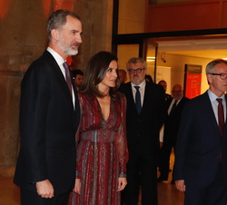 Sus Majestades los Reyes a su entrada del Museo Nacional del Prado
