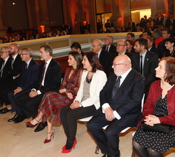 Sus Majestades los Reyes sentados en primera fila del Claustro