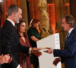 Su Majestad el Rey hace entrega del Premio Nacional de Literatura / Modalidad Poesía a Julio Martínez Mesanza, por “Gloria”