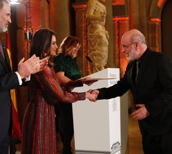 Su Majestad la Reina hace entrega del Premio Nacional de Literatura / Modalidad Narrativa a Fernando Aramburu, por “Patria”