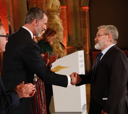 Su Majestad el Rey hace entrega del Premio Nacional de Literatura / Modalidad Ensayo a Gonzalo Pontón, por “La lucha por la desigualdad. Una his