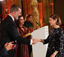 Su Majestad el Rey hace entrega del Premio Nacional de Literatura / Modalidad Poesía Joven “Miguel Hernández” a Ángela Segovia, por “