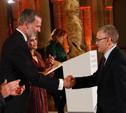 Su Majestad el Rey hace entrega del Premio Nacional a la Mejor Traducción a Salvador Peña, por “Mil y una noches” del Árabe al Castellano