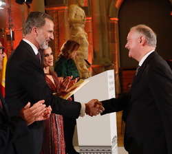 Su Majestad el Rey hace entrega del Premio Nacional de Historia de España a Enrique Moradiellos, por “Historia mínima de la Guerra Civil español