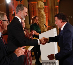 Su Majestad el Rey hace entrega del Premio Nacional a la Mejor Labor Editorial Cultural a la Editorial Austral