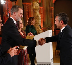 Su Majestad el Rey hace entrega del Premio Nacional de Fomento de la Lectura a la revista Babar y “Aula de Cultura” de Solidarios para el 