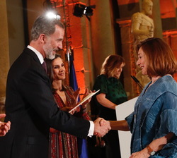Su Majestad el Rey hace entrega del Premio Nacional de Periodismo Cultural a Blanca Berasátegui Garaizábal