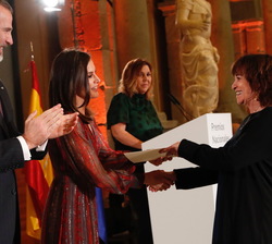 Su Majestad la Reina hace entrega del Premio Nacional de las Letras Españolas a Rosa Montero Gayo