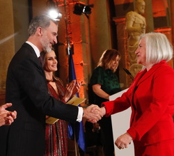 Su Majestad el Rey hace entrega del Premio Nacional de Música / Modalidad de Composición a Teresa Catalán Sánchez