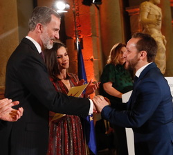 Su Majestad el Rey hace entrega del Premio Nacional de Danza / Modalidad de Interpretación a Manuel Arroyo Liñán