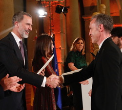 Su Majestad el Rey hace entrega del Premio Nacional de Teatro a Kamikaze Teatro