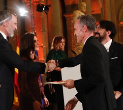 Su Majestad el Rey hace entrega del Premio Nacional de Teatro a Kamikaze Teatro