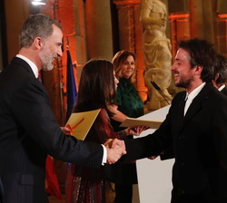 Su Majestad el Rey hace entrega del Premio Nacional de Teatro a Kamikaze Teatro