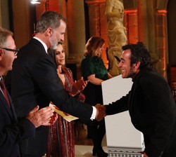 Su Majestad el Rey hace entrega del Premio Nacional de Circo a Rolabola