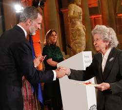 Su Majestad el Rey hace entrega del Premio Nacional de Restauración y Conservación de Bienes Culturales a Carmen Añón Feliú