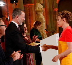 Su Majestad el Rey hace entrega del Premio Nacional de Diseño de Moda a Ágatha Ruiz de la Prada