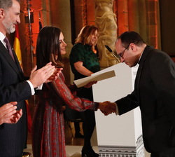 Su Majestad la Reina hace entrega del Premio Nacional de Tauromaquia correspondiente a Enrique Ponce, quien no pudo asistir por haber sufrido una cogi
