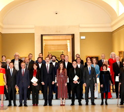 Sus Majestades los Reyes junto a los premiados