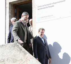 Su Majestad el Rey junto al presidente de la Xunta de Galicia, Alberto Nuñez Feijóo, en el Centro de Formación y Experimentación Agroforestal de Sergu