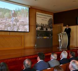 Su Majestad el Rey en el salón de actos durante la proyección de un vídeo del sector maderero