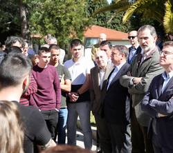 Don Felipe con los alumnos del Centro de Formación y Experimentación Agroforestal de Sergude